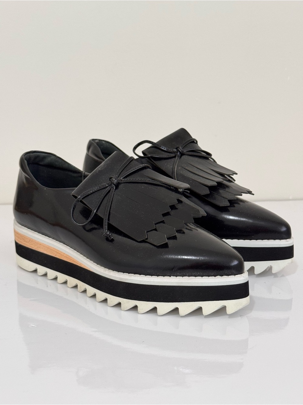 House of Harlow 1960 Black Platform Fringe Oxfords Size 6